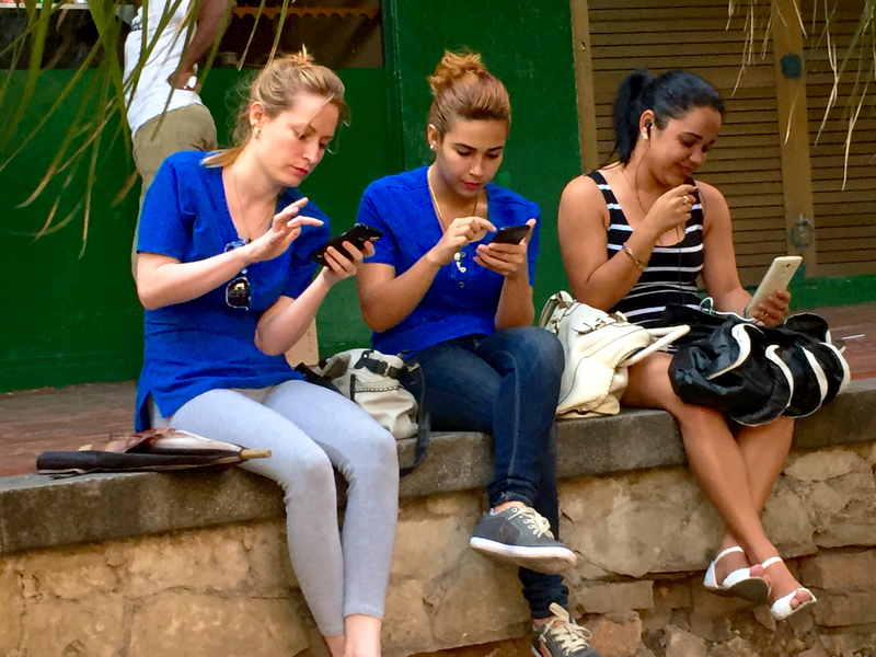 Cubans using wifi hotspot by JE2.jpg