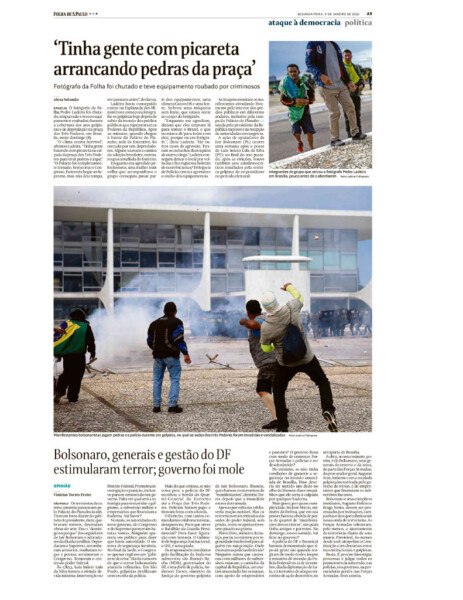 After escaping the mob, Pedro Ladeira's photography ran in the newspaper Folha de S. Paulo the next day.